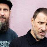 Sleaford Mods: „UK Grim“ slavi pojedince i idealiste, a napada vladajuće klase koje očajno prate sebične ciljeve 5
