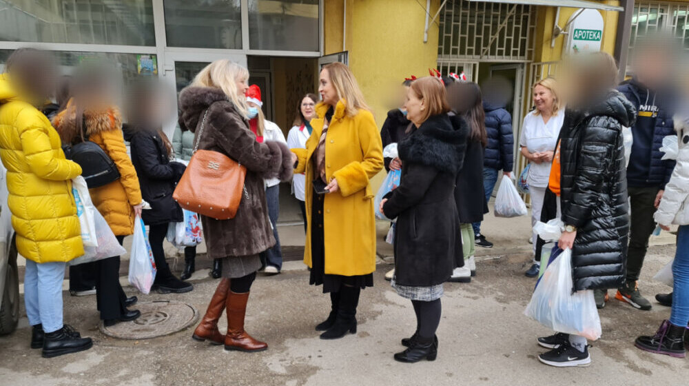 Učenici Medicinske škole u Vranju uručili paketiće mališanima koji su na lečenju 1