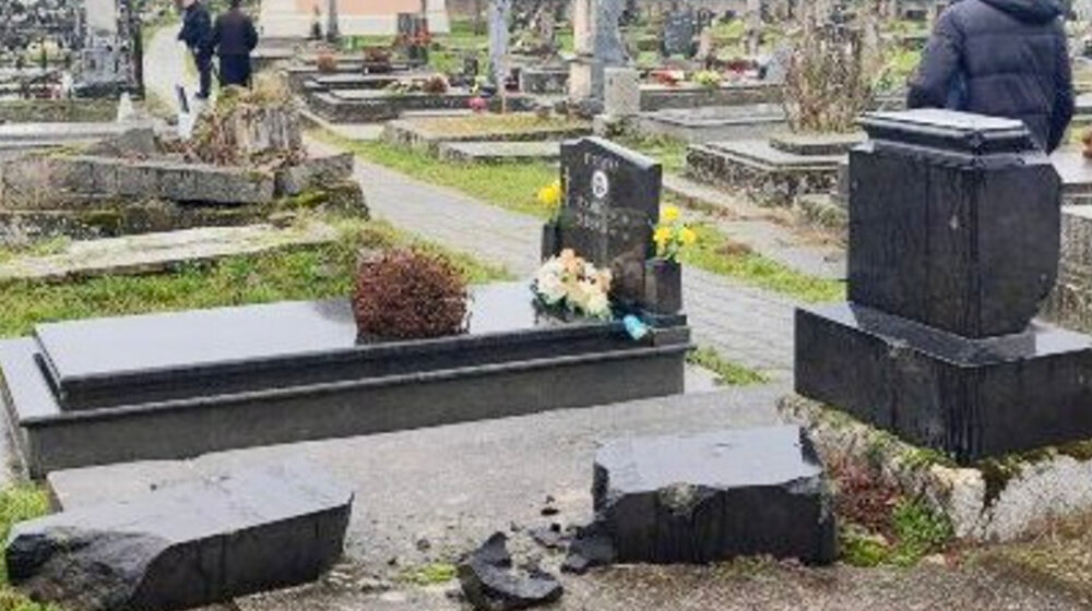 SPC: U periodu božićnih praznika uništeno i polupano 13 spomenika na srpskom groblju u Vukovaru 1