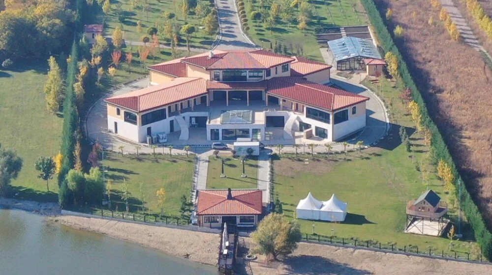 Stotine hiljada evra za zemljište: Vila Novaka Đokovića pretvorila selo kod Rume u mondensko mesto 1