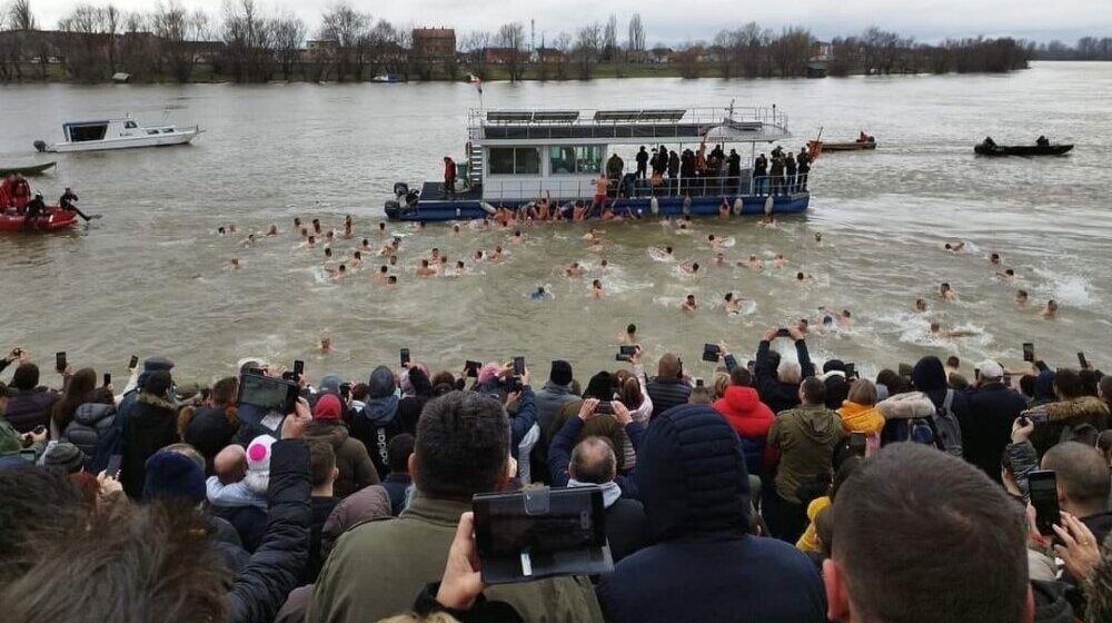 Širom Srema plivalo se za Časni krst: U Inđiji pobedila sedamnaestogodišnja Sara Madžarac 1