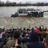 Širom Srema plivalo se za Časni krst: U Inđiji pobedila sedamnaestogodišnja Sara Madžarac 6