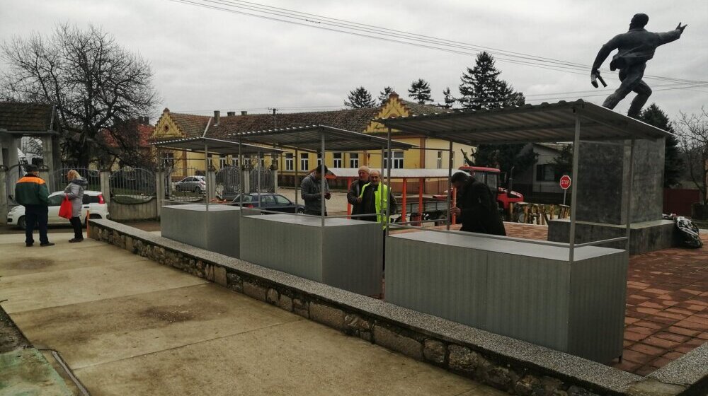 Meštani Divoša sami obezbedili tezge za pijacu 1