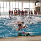 Mitrovački učenici po drugi put plivali za Časni krst na bazenu 8