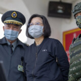 Predsednica Tajvana posmatrala vežbe u vojnoj bazi, Peking protestuje zbog razarača SAD 2