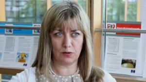 Na panel diskusiji u Evropskom parlamentu, koju su organizovali Evropski zeleni, a na kojoj učestvuju i predstavnici srpske opozicije evroparlamentarci poručili su da je Srbija deo Evrope i deo Evropske unije, ali da ne može u nju ući sa režimom Aleksandra Vučića na čelu.

 