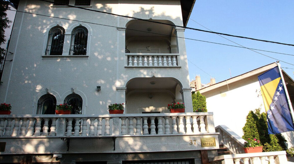 "Osećamo se nesigurno, zaključavamo kad smo na poslu": Zbog čega je MUP Srbije ukinuo stalnu policijsku zaštitu Ambasadi BiH u Beogradu? 1