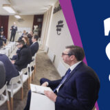 Ko veruje, a ko ne Vučiću kada kaže da je tražio da sedi sam i iza svih na panelu u Davosu? 12