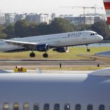 (VIDEO) Delimično se otkinuo deo krila aviona za vreme leta 10