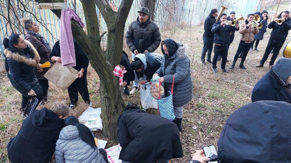 Romi iz Zaječara proslavljaju svoju slavu Bibijako Đive: Ispred zavetnog drveta doneli sveće i hranu 1