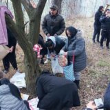 Romi iz Zaječara proslavljaju svoju slavu Bibijako Đive: Ispred zavetnog drveta doneli sveće i hranu 1