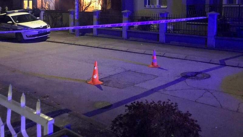 "Lopta im je odletela u komšijsko dvorište": Deca u Vlasotincu pronašla ručnu bombu na trotoaru 1