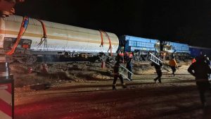 Dve vagon-cisterne pune nafte iskliznule su večeras oko 21 čas na pruzi Valjevo-Kosjerić u mestu Ražana, javljaju lokalni mediji.