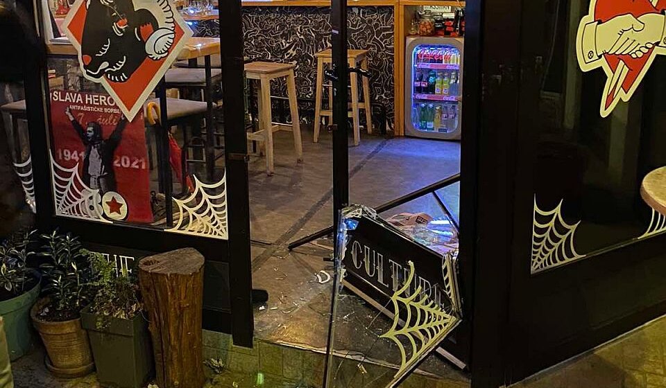 Napadači na novosadski kafić Crni ovan pušteni na slobodu: Tužilaštvo zatražilo meru zabrane prilaska lokalu 1