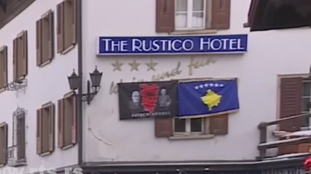 U Davosu preko puta hotela u kome je smeštena srpska delegacija zastava Velike Albanije, Vučić i Kurti na panelu u četvrtak 1