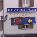 U Davosu preko puta hotela u kome je smeštena srpska delegacija zastava Velike Albanije, Vučić i Kurti na panelu u četvrtak 7