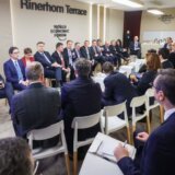 Vučić u “magarećoj klupi”: Regionalni mediji o “tužnoj slici” predsednika Srbije jer je sedeo “izolovan” u Davosu (VIDEO) 14