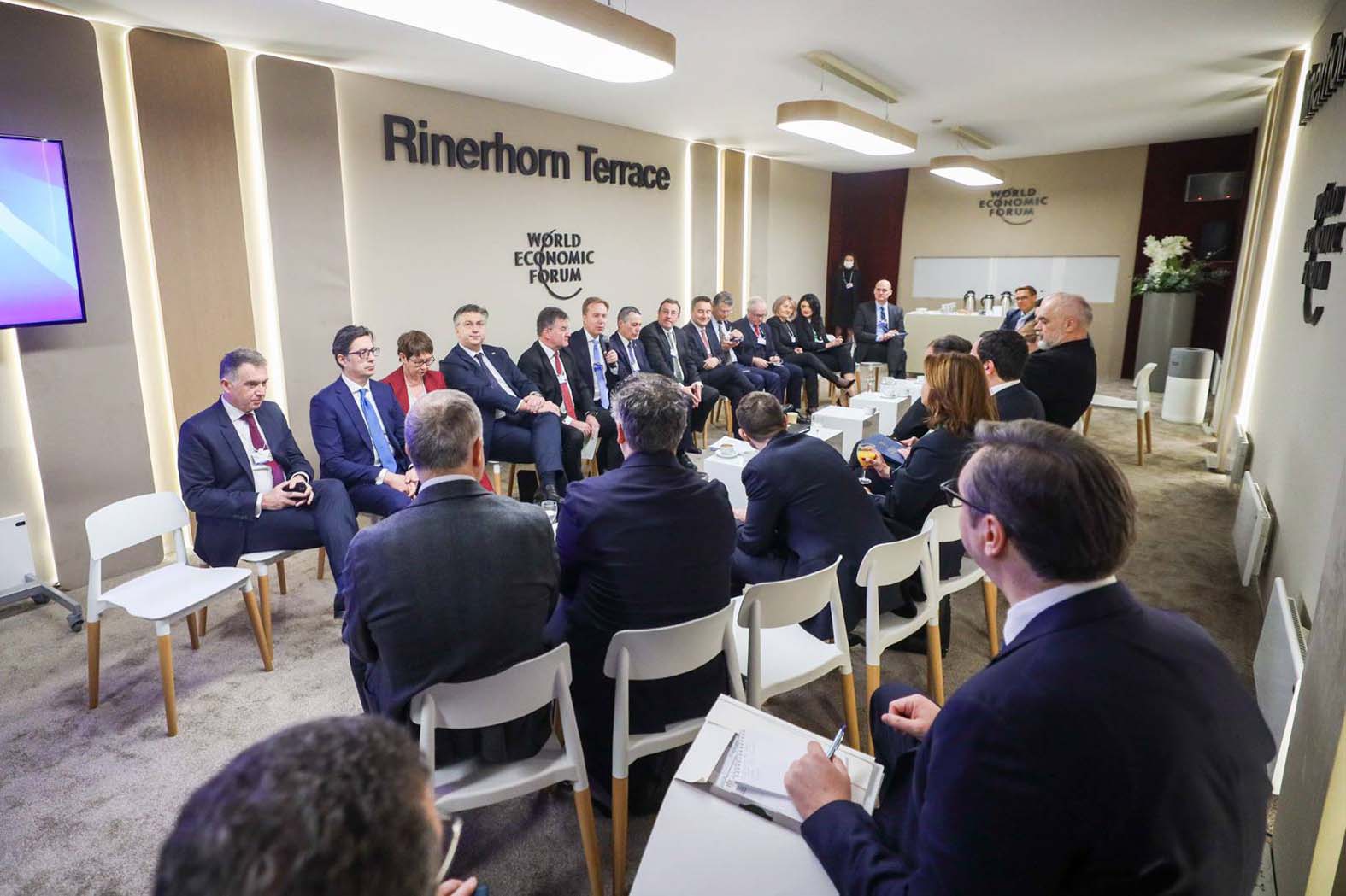 Ko je gde sedeo na panelu o Zapadnom Balkanu: Vučić sam iza svih (FOTO) 2 Ko je gde sedeo na panelu o Zapadnom Balkanu: Vučić sam iza svih (FOTO) 2