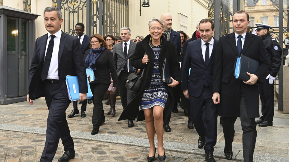 Ekološki aktivisti isprskali narandžastu farbu po ulazu u sedište Vlade Francuske 1