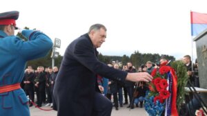 “Srbi i Rusi bratski narod, Zapad pokušava da okrivi Srbe za mnoge zločine”: Dodik na Piskarjovskom groblju u Sankt Peterburgu