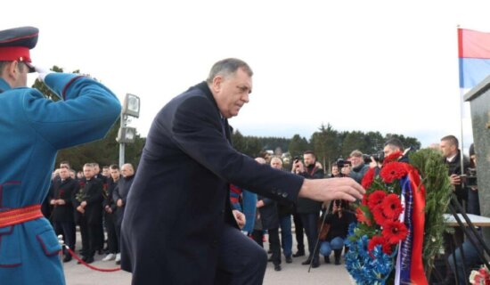 “Srbi i Rusi bratski narod, Zapad pokušava da okrivi Srbe za mnoge zločine”: Dodik na Piskarjovskom groblju u Sankt Peterburgu 7