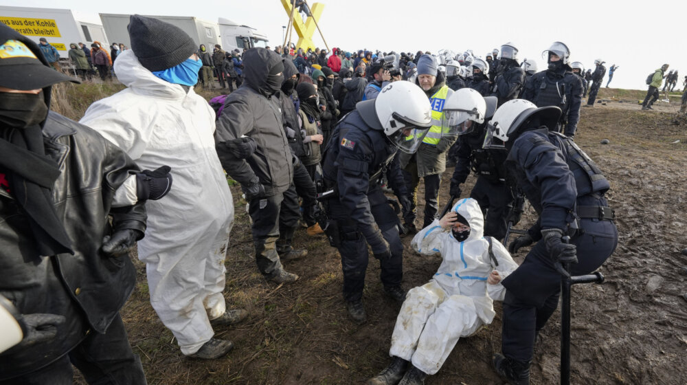 Policija rasterala ekološke aktiviste koji su pokušali da spreče širenje rudnika uglja 1