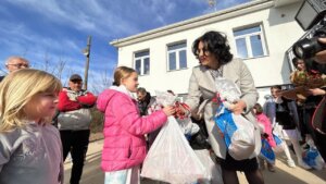 Božić u Nišu: Vlast u promo- karavanu poklanjala paketiće, pojedini opozicionari delili badnjake 4