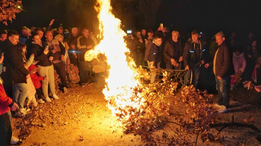 Božić u Nišu: Vlast u promo- karavanu poklanjala paketiće, pojedini opozicionari delili badnjake 1