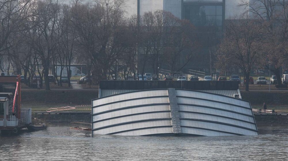 Vlasnik Fristajlera može da izvuče potonuli splav 1