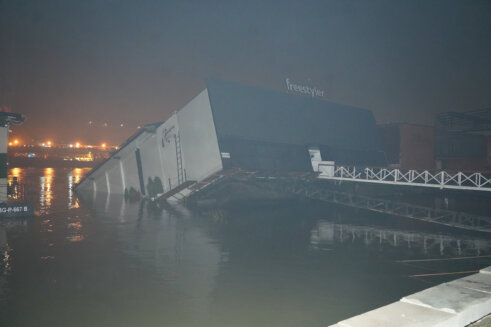 The famous Freestyler raft sank and the police and firefighters evacuated the raft.Poznati splav Freestyler je potonu, a policija i vatrogasci su evakuisali objekat. Tokom dočeka Nove godine u Beogradu potonuo splav Fristajler (FOTO) 5
