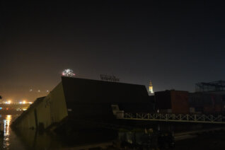 The famous Freestyler raft sank and the police and firefighters evacuated the raft.Poznati splav Freestyler je potonu, a policija i vatrogasci su evakuisali objekat. Tokom dočeka Nove godine u Beogradu potonuo splav Fristajler (FOTO) 4