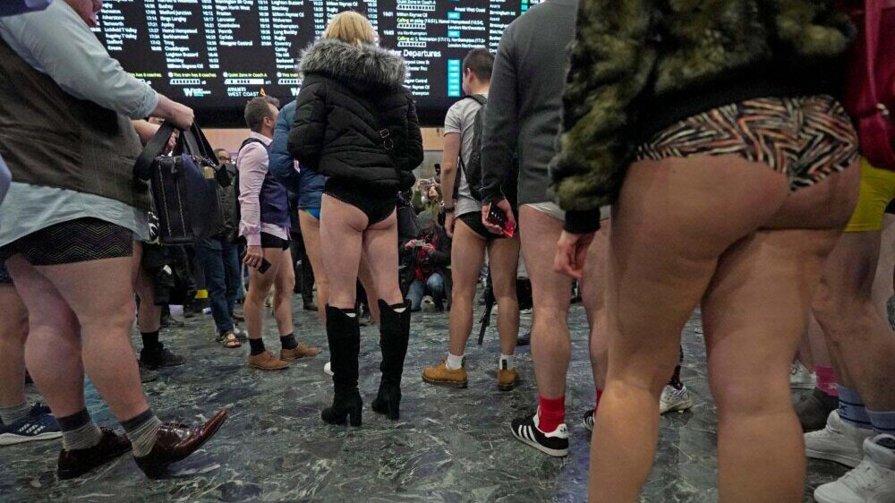 Dan bez pantalona: Stotine ljudi otišlo na posao u zimskoj odeći i donjem vešu (FOTO) 2