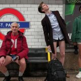 Dan bez pantalona: Stotine ljudi otišlo na posao u zimskoj odeći i donjem vešu (FOTO) 1