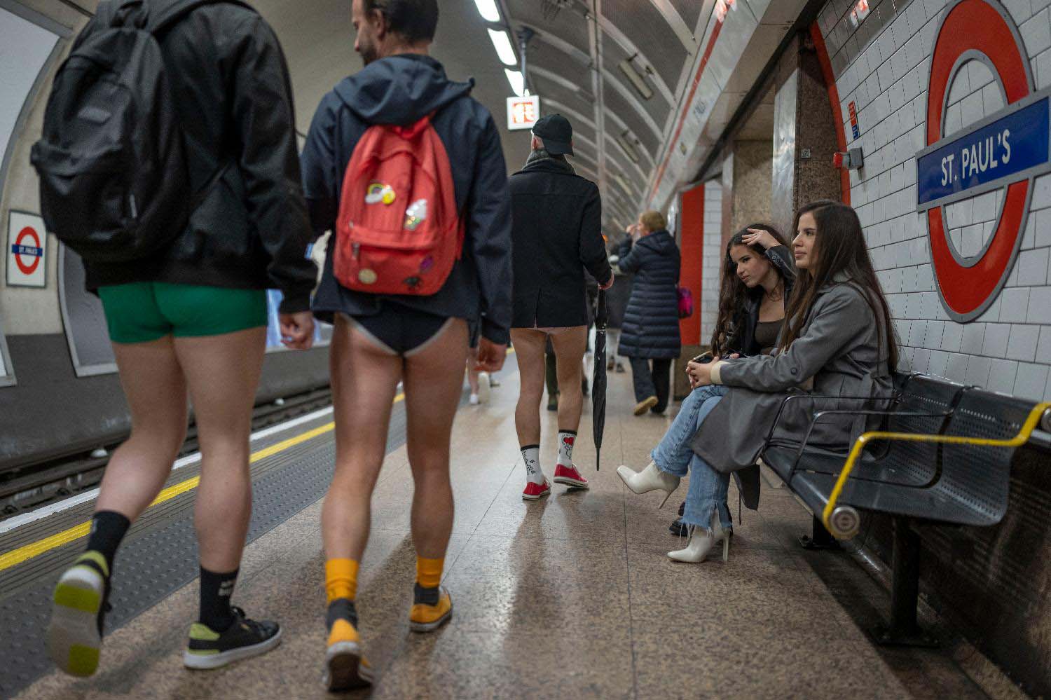 Dan bez pantalona: Stotine ljudi otišlo na posao u zimskoj odeći i donjem vešu (FOTO) 3