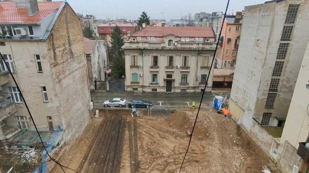 Gradilište u ulici Koste Stojanovića u Beogradu ponovo zatvoreno, obrušavaju se delovi fasade 1