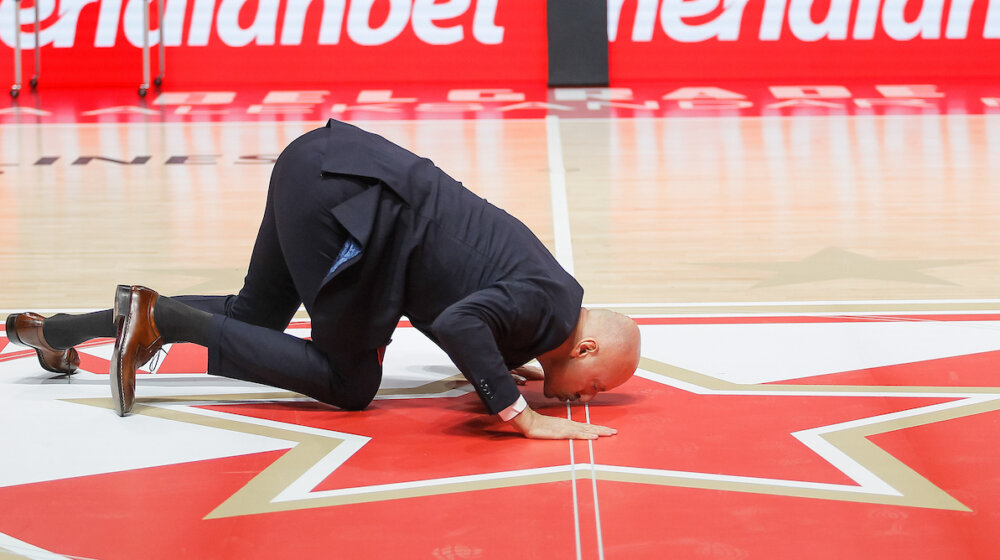 Navijači ovacijama pozdravili Sašu Obradovića, legenda Zvezde poljubila grb kluba na centru igrališta (VIDEO) 1