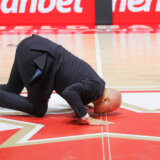 Navijači ovacijama pozdravili Sašu Obradovića, legenda Zvezde poljubila grb kluba na centru igrališta (VIDEO) 7