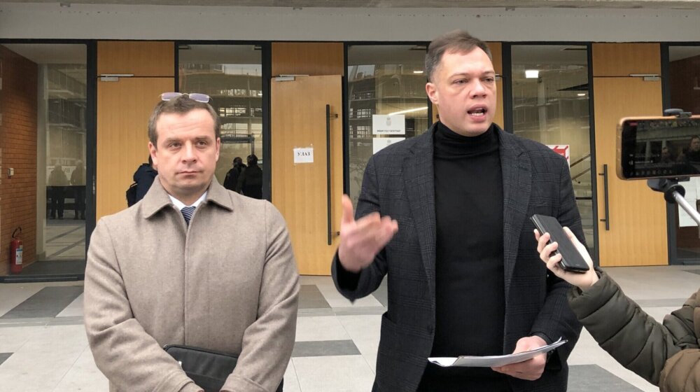 "Ponudili me vodom i sokom i pitali odakle mi pravo da vređam predsednika": Petar Đurić o jučerašnjem "ispitivanju" u SBPOK-u 1