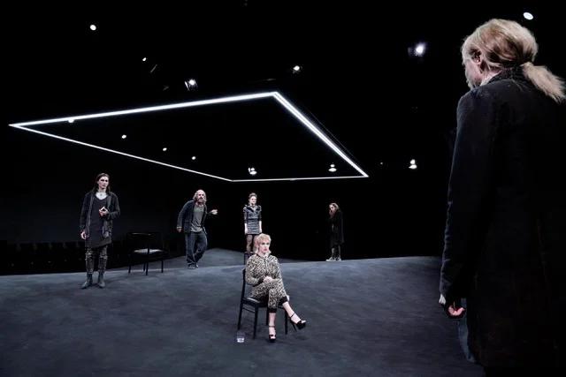 ”Braća Karamazovi” u minhenskom Folksteatru: Dostojevski na crnom Maljevičevom kvadratu 1