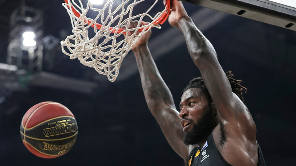 (VIDEO) Incident na ulazu u "Pionir", košarkaš Partizana pogođen grudvom u glavu 1