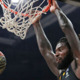 (VIDEO) Incident na ulazu u "Pionir", košarkaš Partizana pogođen grudvom u glavu 14