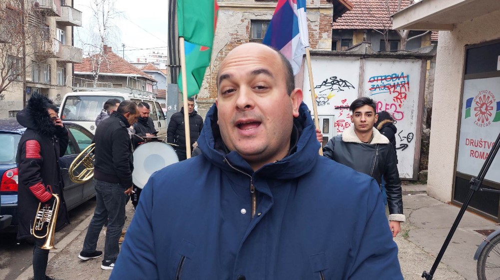 Romi iz Zaječara proslavljaju svoju slavu Bibijako Đive: Ispred zavetnog drveta doneli sveće i hranu 2