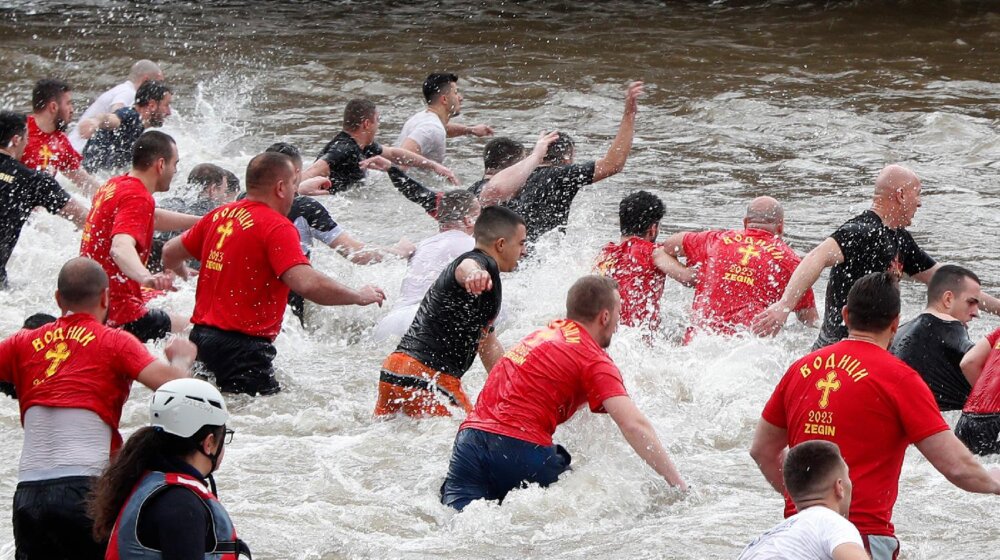 Kadet četvrte godine Vojne akademije Pavle Milošević pobednik plivanja za Časni krst 1