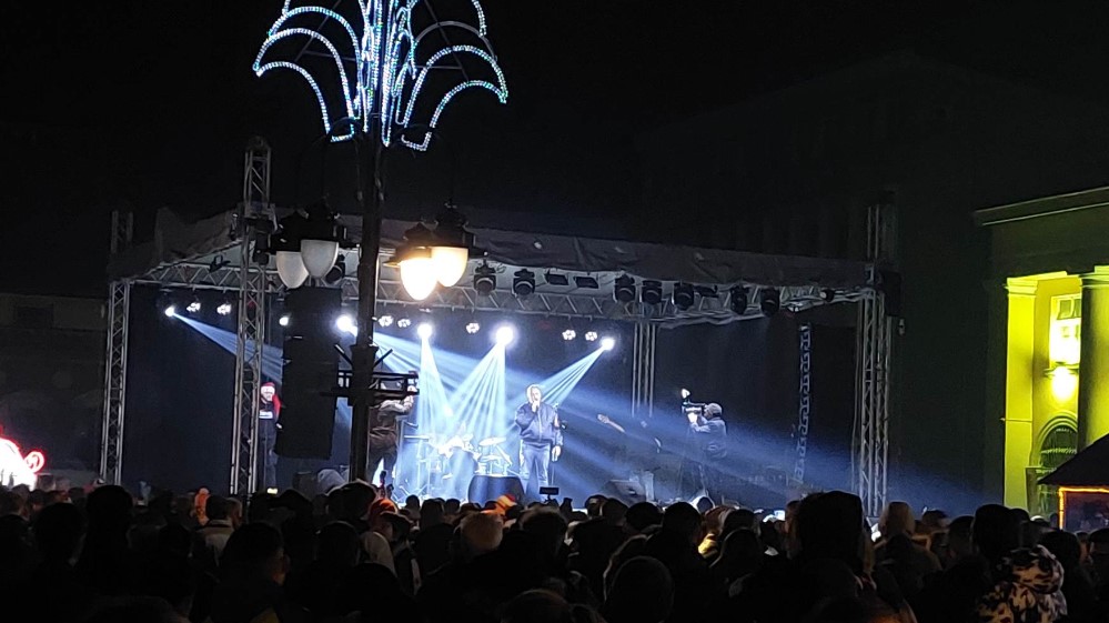 Zaječarci dočekali 2023. godinu uz koncert Alena Ademovića i vatromet 2 Zaječarci dočekali 2023. godinu uz koncert Alena Ademovića i vatromet 2