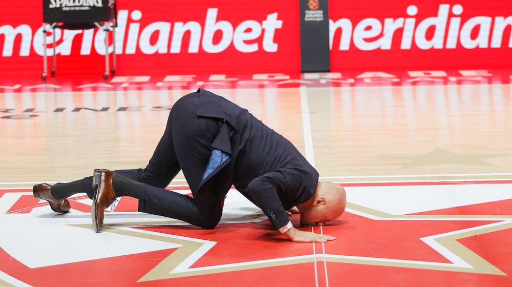 Obradović objasnio Francuzima zašto je ljubio grb protivničke ekipe: U pitanju su emocije, nadam se da me razumete (VIDEO) 1