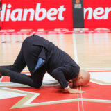 Obradović objasnio Francuzima zašto je ljubio grb protivničke ekipe: U pitanju su emocije, nadam se da me razumete (VIDEO) 2