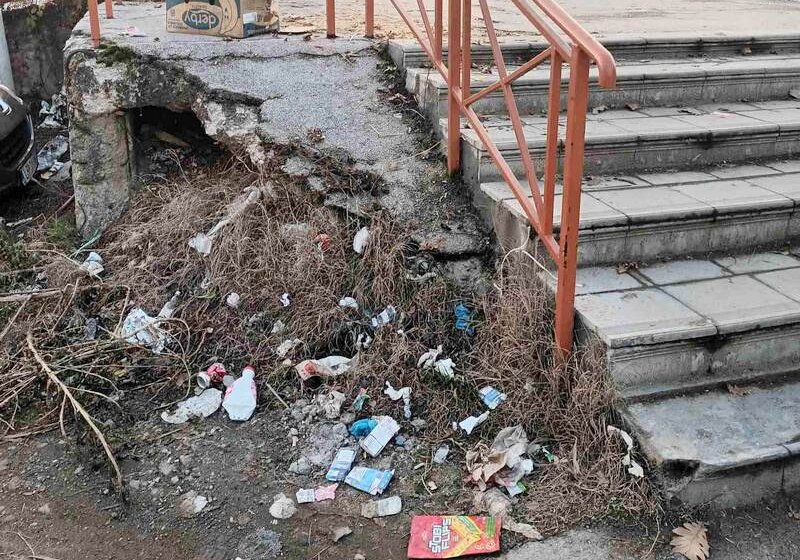 Na leskovačkom mostu preko Veternice od Badnje večeri ima smeća 1