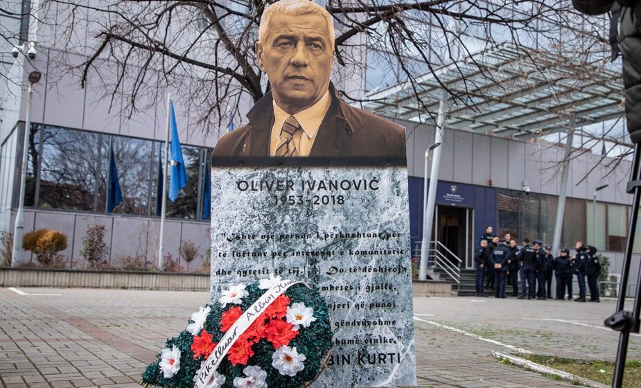 U kritici Kurtiju PSD postavio kartonsku bistu Olivera Ivanovića ispred zgrade kosovske vlade 1