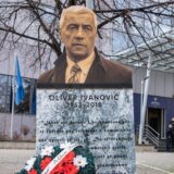 U kritici Kurtiju PSD postavio kartonsku bistu Olivera Ivanovića ispred zgrade kosovske vlade 4