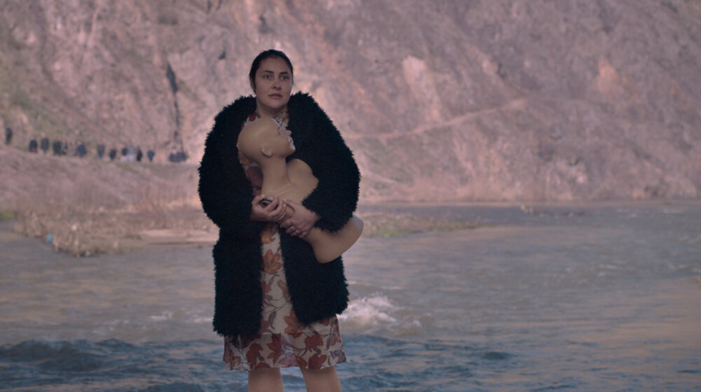 Kako je plivanje jedne žene za časni krst postalo jedan od boljih scenarija: “Bog postoji, ime joj je Petrunija” 1